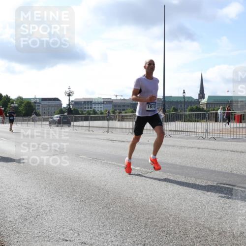 29.06.2025 - hella hamburg halbmarathon Lena Gebhardt http://msf.ph/oto/8322304 29.06.2025 09:48:13 Lombardsbrücke 14875, 1164, 1290, 1385, 1505, 1562, 1710, 1743, 2196, 2296, 2714, 2767, 3959, 4602, 4860, 5091, 5092, 5315, 6684, 6829, 6990, 7884, 8362, 8901, 8933, 9178, 9944, 10384, 10404, 10793, 10900, 10968, 11202, 11227, 11620, 11745, 11929, 12051, 12290, 12462, 12488, 12514, 12865, 12916, 13483, 13514, 13595, 13798, 13854, 13975, 14387, 14601, 14875, 14908, 14934, 14952, 15015, 15261, 15415, 15701, 15931, 15959, 15965, 16119, 16158, 16964 meine-sportfotos.de
