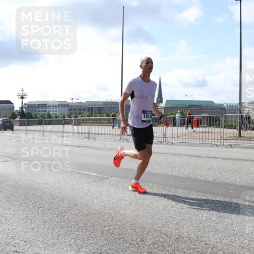 29.06.2025 - hella hamburg halbmarathon Lena Gebhardt http://msf.ph/oto/8322329 29.06.2025 09:48:13 Lombardsbrücke 14875, 16119, 1164, 1290, 1385, 1505, 1562, 1710, 1743, 2196, 2296, 2714, 2767, 3959, 4602, 4860, 5091, 5092, 5315, 6684, 6829, 6990, 7884, 8362, 8901, 8933, 9178, 9944, 10384, 10404, 10793, 10900, 10968, 11202, 11227, 11620, 11745, 11929, 12051, 12290, 12462, 12488, 12514, 12865, 12916, 13483, 13514, 13595, 13798, 13854, 13975, 14387, 14601, 14875, 14908, 14934, 14952, 15015, 15261, 15415, 15701, 15931, 15959, 15965, 16119, 16158, 16964 meine-sportfotos.de