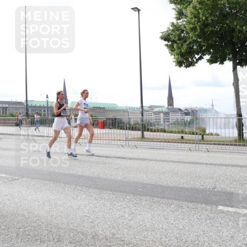 29.06.2025 - hella hamburg halbmarathon Lena Gebhardt http://msf.ph/oto/8322331 29.06.2025 10:22:58 Lombardsbrücke 1029, 1853, 2294, 2479, 2766, 2886, 3003, 3029, 3034, 3430, 3511, 3600, 3601, 4190, 4266, 4793, 4969, 5223, 5343, 5629, 5798, 6578, 6784, 6785, 6826, 6849, 6899, 7188, 7190, 7266, 7276, 7529, 7891, 7925, 8355, 8687, 8688, 8716, 8918, 8920, 8931, 9133, 9256, 9301, 9877, 9913, 10205, 10826, 12025, 12073, 12190, 12265, 13560, 13921, 14041, 14338, 14525, 14801, 16416, 16558, 17099, 17299 meine-sportfotos.de