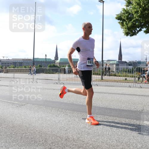 29.06.2025 - hella hamburg halbmarathon Lena Gebhardt http://msf.ph/oto/8322346 29.06.2025 09:48:13 Lombardsbrücke 1611, 1164, 1290, 1385, 1505, 1562, 1710, 1743, 2196, 2296, 2714, 2767, 3959, 4602, 4860, 5091, 5092, 5315, 6684, 6829, 6990, 7884, 8362, 8901, 8933, 9178, 9944, 10384, 10404, 10793, 10900, 10968, 11202, 11227, 11620, 11745, 11929, 12051, 12290, 12462, 12488, 12514, 12865, 12916, 13483, 13514, 13595, 13798, 13854, 13975, 14387, 14601, 14875, 14908, 14934, 14952, 15015, 15261, 15415, 15701, 15931, 15959, 15965, 16119, 16158, 16964 meine-sportfotos.de