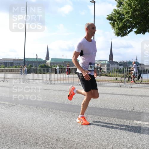 29.06.2025 - hella hamburg halbmarathon Lena Gebhardt http://msf.ph/oto/8322372 29.06.2025 09:48:13 Lombardsbrücke 1611, 1164, 1290, 1385, 1505, 1562, 1710, 1743, 2196, 2296, 2714, 2767, 3959, 4602, 4860, 5091, 5092, 5315, 6684, 6829, 6990, 7884, 8362, 8901, 8933, 9178, 9944, 10384, 10404, 10793, 10900, 10968, 11202, 11227, 11620, 11745, 11929, 12051, 12290, 12462, 12488, 12514, 12865, 12916, 13483, 13514, 13595, 13798, 13854, 13975, 14387, 14601, 14875, 14908, 14934, 14952, 15015, 15261, 15415, 15701, 15931, 15959, 15965, 16119, 16158, 16964 meine-sportfotos.de