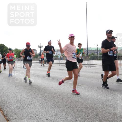 29.06.2025 - hella hamburg halbmarathon Lena Gebhardt http://msf.ph/oto/8322389 29.06.2025 10:37:37 Lombardsbrücke 14130, 5180, 16032, 109, 952, 168, 1022, 1276, 1337, 1475, 1597, 1799, 1819, 1985, 2016, 2031, 2072, 2199, 2272, 2480, 2486, 2640, 2853, 3230, 3246, 3633, 4097, 4347, 4733, 5139, 5146, 5171, 5186, 5522, 5560, 5790, 5875, 5940, 6243, 6362, 6821, 6955, 7085, 7124, 7235, 7321, 7350, 7544, 7696, 7707, 7777, 7823, 8811, 8843, 8985, 9247, 9288, 9524, 9895, 10159, 10506, 10836, 11087, 11543, 12123, 12254, 12472, 12824, 16680, 17798 meine-sportfotos.de