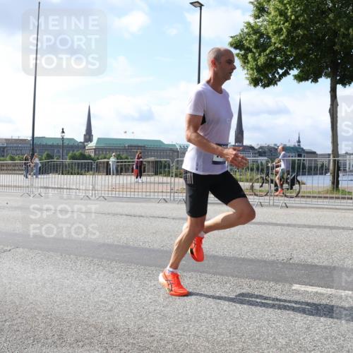 29.06.2025 - hella hamburg halbmarathon Lena Gebhardt http://msf.ph/oto/8322404 29.06.2025 09:48:13 Lombardsbrücke 1164, 1290, 1385, 1505, 1562, 1710, 1743, 2196, 2296, 2714, 2767, 3959, 4602, 4860, 5091, 5092, 5315, 6684, 6829, 6990, 7884, 8362, 8901, 8933, 9178, 9944, 10384, 10404, 10793, 10900, 10968, 11202, 11227, 11620, 11745, 11929, 12051, 12290, 12462, 12488, 12514, 12865, 12916, 13483, 13514, 13595, 13798, 13854, 13975, 14387, 14601, 14875, 14908, 14934, 14952, 15015, 15261, 15415, 15701, 15931, 15959, 15965, 16119, 16158, 16964 meine-sportfotos.de