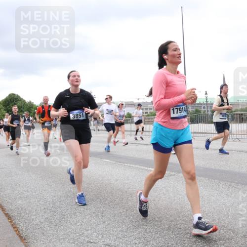 29.06.2025 - hella hamburg halbmarathon Lena Gebhardt http://msf.ph/oto/8322425 29.06.2025 10:57:28 Lombardsbrücke 3851, 1230, 17914, 18870, 1123, 1242, 1248, 1265, 1643, 2041, 2370, 2567, 2871, 3191, 3195, 3385, 3388, 3433, 3470, 3485, 3723, 3750, 3851, 3954, 4086, 4106, 4180, 4197, 4241, 4485, 4521, 4568, 4569, 4611, 4830, 4998, 5057, 5117, 5316, 5632, 5639, 5736, 5738, 6053, 6827, 6832, 6857, 6916, 6981, 7172, 7592, 7720, 7728, 7787, 7964, 8035, 8039, 8224, 8287, 8386, 8540, 8546, 8552, 8679, 8708, 8851, 8853, 8873, 9059, 9110, 9233, 9298, 9299, 9318, 9496, 9613 meine-sportfotos.de