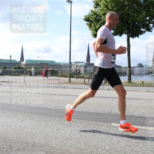 29.06.2025 - hella hamburg halbmarathon Lena Gebhardt http://msf.ph/oto/8322434 29.06.2025 09:48:13 Lombardsbrücke 16, 1164, 1290, 1385, 1505, 1562, 1710, 1743, 2196, 2296, 2714, 2767, 3959, 4602, 4860, 5091, 5092, 5315, 6684, 6829, 6990, 7884, 8362, 8901, 8933, 9178, 9944, 10384, 10404, 10793, 10900, 10968, 11202, 11227, 11620, 11745, 11929, 12051, 12290, 12462, 12488, 12514, 12865, 12916, 13483, 13514, 13595, 13798, 13854, 13975, 14387, 14601, 14875, 14908, 14934, 14952, 15015, 15261, 15415, 15701, 15931, 15959, 15965, 16119, 16158, 16964 meine-sportfotos.de