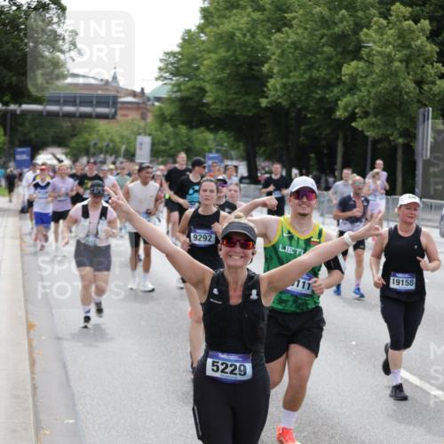 29.06.2025 - hella hamburg halbmarathon Jannik Wohlers http://msf.ph/oto/8322436 29.06.2025 10:39:36 Lombardsbrücke 1058, 1076, 1291, 1586, 1691, 1899, 2254, 2313, 2866, 2888, 3882, 3883, 3884, 4173, 4471, 5229, 5654, 5877, 5901, 6097, 6548, 6698, 6750, 6890, 7045, 7455, 7456, 8107, 8612, 8622, 8815, 8865, 8866, 9080, 9187, 9195, 9292, 9495, 10648, 10806, 10818, 10901, 10939, 11188, 11242, 11244, 11874, 12414, 12883, 12906, 13577, 13644, 14327, 14578, 15111, 16532, 16784, 18157, 19163 meine-sportfotos.de
