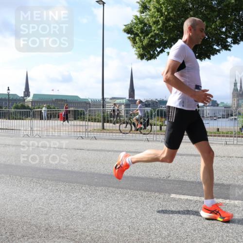 29.06.2025 - hella hamburg halbmarathon Lena Gebhardt http://msf.ph/oto/8322453 29.06.2025 09:48:13 Lombardsbrücke 1164, 1290, 1385, 1505, 1562, 1710, 1743, 2196, 2296, 2714, 2767, 3959, 4602, 4860, 5091, 5092, 5315, 6684, 6829, 6990, 7884, 8362, 8901, 8933, 9178, 9944, 10384, 10404, 10793, 10900, 10968, 11202, 11227, 11620, 11745, 11929, 12051, 12290, 12462, 12488, 12514, 12865, 12916, 13483, 13514, 13595, 13798, 13854, 13975, 14387, 14601, 14875, 14908, 14934, 14952, 15015, 15261, 15415, 15701, 15931, 15959, 15965, 16119, 16158, 16964 meine-sportfotos.de