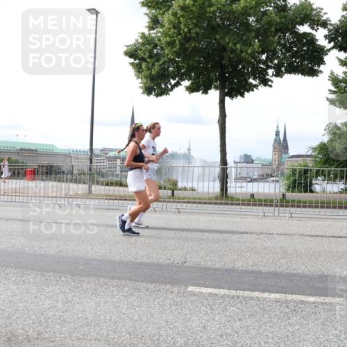 29.06.2025 - hella hamburg halbmarathon Lena Gebhardt http://msf.ph/oto/8322482 29.06.2025 10:22:58 Lombardsbrücke 1029, 1853, 2294, 2479, 2766, 2886, 3003, 3029, 3034, 3430, 3511, 3600, 3601, 4190, 4266, 4793, 4969, 5223, 5343, 5629, 5798, 6578, 6784, 6785, 6826, 6849, 6899, 7188, 7190, 7266, 7276, 7529, 7891, 7925, 8355, 8687, 8688, 8716, 8918, 8920, 8931, 9133, 9256, 9301, 9877, 9913, 10205, 10826, 12025, 12073, 12190, 12265, 13560, 13921, 14041, 14338, 14525, 14801, 16416, 16558, 17099, 17299 meine-sportfotos.de