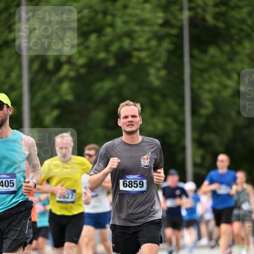 29.06.2025 - hella hamburg halbmarathon Dr. Thomas Lammeyer http://msf.ph/oto/8322484 29.06.2025 10:39:21 Kennedybrücke 1417, 1497, 1821, 1849, 2265, 2482, 3130, 3170, 3409, 3958, 4333, 4564, 4696, 4884, 5027, 5793, 6335, 6365, 6379, 6397, 6571, 6746, 6803, 6859, 7020, 7386, 7733, 8249, 8369, 9164, 9248, 9342, 10335, 10358, 10393, 10464, 10606, 11320 meine-sportfotos.de