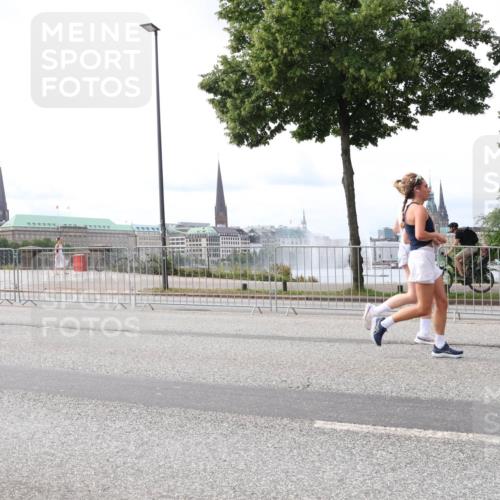 29.06.2025 - hella hamburg halbmarathon Lena Gebhardt http://msf.ph/oto/8322511 29.06.2025 10:22:59 Lombardsbrücke 5629, 1029, 1853, 2294, 2479, 2766, 2886, 2925, 3003, 3029, 3034, 3430, 3600, 3601, 4190, 4266, 4793, 5223, 5343, 5629, 5798, 6578, 6784, 6785, 6849, 6899, 7188, 7190, 7266, 7276, 7529, 7891, 7925, 8355, 8687, 8688, 8716, 8918, 8920, 8931, 9133, 9256, 9301, 9877, 9913, 10205, 10826, 12025, 12073, 12190, 12265, 13560, 13921, 14041, 14338, 14525, 14801, 16416, 16558, 17099, 17207, 17299 meine-sportfotos.de