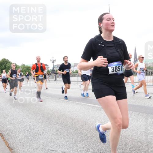 29.06.2025 - hella hamburg halbmarathon Lena Gebhardt http://msf.ph/oto/8322513 29.06.2025 10:57:29 Lombardsbrücke 15609, 8552, 14366, 15041, 3697, 3851, 1343, 1887, 1123, 1242, 1248, 1265, 1643, 2041, 2370, 2567, 2871, 3191, 3195, 3385, 3388, 3433, 3470, 3723, 3750, 3851, 3954, 4086, 4106, 4180, 4197, 4241, 4485, 4521, 4611, 4830, 4998, 5057, 5117, 5316, 5632, 5639, 5736, 5738, 6053, 6827, 6832, 6857, 6916, 6981, 7172, 7592, 7720, 7728, 7787, 7964, 8035, 8039, 8159, 8224, 8287, 8386, 8540, 8546, 8552, 8679, 8708, 8851, 8853, 8873, 9059, 9110, 9233, 9298, 9299, 9318, 9496, 9613 meine-sportfotos.de
