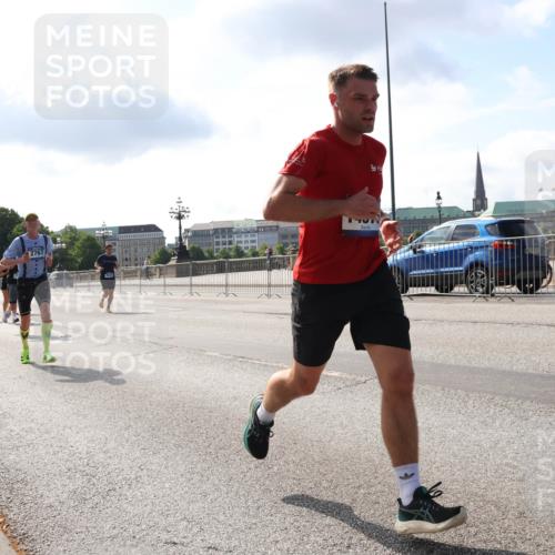 29.06.2025 - hella hamburg halbmarathon Lena Gebhardt http://msf.ph/oto/8322520 29.06.2025 09:48:14 Lombardsbrücke 2767, 1164, 1290, 1385, 1505, 1562, 1710, 1743, 2196, 2296, 2714, 2767, 3959, 4602, 4860, 5091, 5092, 5315, 5709, 6684, 6829, 6990, 7884, 8362, 8901, 8933, 9178, 9944, 10384, 10404, 10793, 10852, 10900, 10968, 11202, 11227, 11620, 11745, 11929, 12051, 12290, 12462, 12488, 12514, 12865, 12916, 13483, 13514, 13595, 13798, 13854, 13975, 14387, 14601, 14875, 14908, 14934, 14952, 15015, 15261, 15415, 15701, 15931, 15959, 15965, 16119, 16158, 16964 meine-sportfotos.de