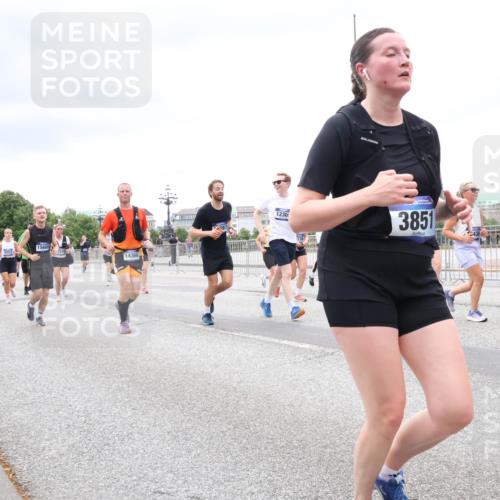 29.06.2025 - hella hamburg halbmarathon Lena Gebhardt http://msf.ph/oto/8322531 29.06.2025 10:57:29 Lombardsbrücke 8552, 15041, 15609, 14366, 1230, 3851, 18, 1123, 1242, 1248, 1265, 1643, 2041, 2370, 2567, 2871, 3191, 3195, 3385, 3388, 3433, 3470, 3723, 3750, 3851, 3954, 4086, 4106, 4180, 4197, 4241, 4485, 4521, 4611, 4830, 4998, 5057, 5117, 5316, 5632, 5639, 5736, 5738, 6053, 6827, 6832, 6857, 6916, 6981, 7172, 7592, 7720, 7728, 7787, 7964, 8035, 8039, 8159, 8224, 8287, 8386, 8540, 8546, 8552, 8679, 8708, 8851, 8853, 8873, 9059, 9110, 9233, 9298, 9299, 9318, 9496, 9613 meine-sportfotos.de