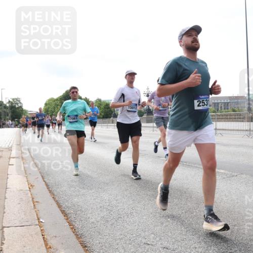 29.06.2025 - hella hamburg halbmarathon Lena Gebhardt http://msf.ph/oto/8322544 29.06.2025 10:12:49 Lombardsbrücke 17061, 15012, 11023, 2531, 1020, 1051, 1249, 1610, 1785, 1850, 1851, 1939, 2531, 2891, 2942, 2963, 2964, 3182, 3248, 3262, 4453, 4499, 4532, 4554, 5150, 5166, 5597, 5598, 6207, 6822, 6966, 7014, 7873, 7907, 8398, 8405, 8917, 8971, 9141, 9254, 9405, 10067, 10402, 10581, 10685, 11025, 11720, 12456, 13566, 13816, 14404, 14540, 14868, 14869, 15012, 15369, 15531, 16255, 16323, 16473, 16826, 16911, 17061, 17699, 17994, 18178, 18320, 18493, 18530 meine-sportfotos.de