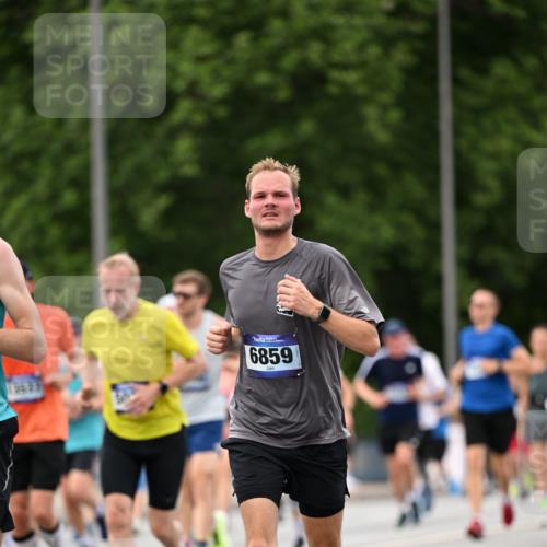 29.06.2025 - hella hamburg halbmarathon Dr. Thomas Lammeyer http://msf.ph/oto/8322547 29.06.2025 10:39:21 Kennedybrücke 1417, 1497, 1821, 1849, 2265, 2482, 3130, 3170, 3409, 3958, 4333, 4564, 4696, 4884, 5027, 5793, 6335, 6365, 6379, 6397, 6571, 6746, 6803, 6859, 7020, 7386, 7733, 8249, 8369, 9164, 9248, 9342, 10335, 10358, 10393, 10464, 10606, 11320 meine-sportfotos.de