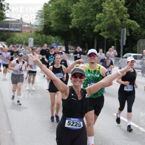 29.06.2025 - hella hamburg halbmarathon Jannik Wohlers http://msf.ph/oto/8322618 29.06.2025 10:39:36 Lombardsbrücke 1058, 1076, 1291, 1586, 1691, 1899, 2254, 2313, 2866, 2888, 3882, 3883, 3884, 4173, 4471, 5229, 5654, 5877, 5901, 6097, 6548, 6698, 6750, 6890, 7045, 7455, 7456, 8107, 8612, 8622, 8815, 8865, 8866, 9080, 9187, 9195, 9292, 9495, 10648, 10806, 10818, 10901, 10939, 11188, 11242, 11244, 11874, 12414, 12883, 12906, 13577, 13644, 14327, 14578, 15111, 16532, 16784, 18157, 19163 meine-sportfotos.de