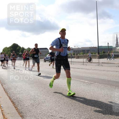 29.06.2025 - hella hamburg halbmarathon Lena Gebhardt http://msf.ph/oto/8322664 29.06.2025 09:48:16 Lombardsbrücke 2767, 1164, 1290, 1385, 1505, 1562, 1710, 1743, 2196, 2296, 2714, 2767, 3959, 4602, 4860, 5091, 5092, 5315, 5554, 5709, 6684, 6829, 6990, 7884, 8362, 8933, 9178, 9403, 9944, 10384, 10404, 10793, 10852, 10900, 11202, 11227, 11620, 11745, 11929, 12051, 12290, 12462, 12488, 12514, 12865, 12916, 13483, 13514, 13595, 13798, 13854, 13975, 14387, 14601, 14875, 14908, 14934, 14952, 15015, 15261, 15415, 15701, 15931, 15959, 15965, 16119, 16158, 16964 meine-sportfotos.de
