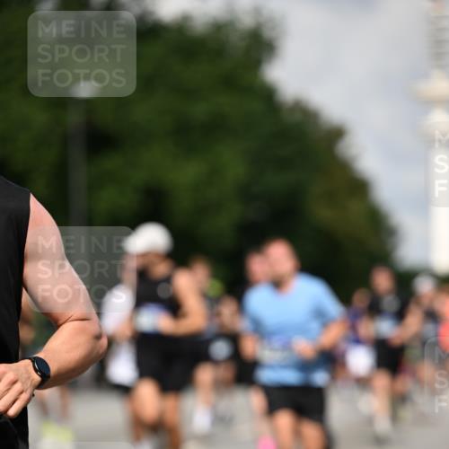 29.06.2025 - hella hamburg halbmarathon Dr. Thomas Lammeyer http://msf.ph/oto/8322911 29.06.2025 09:55:35 Kennedybrücke 1312, 1353, 1569, 1763, 2653, 2880, 3437, 3618, 3697, 4565, 4991, 5014, 5047, 5129, 5231, 5690, 5987, 6490, 6700, 6770, 8074, 8359, 8564, 8900, 9358, 9547, 9659, 10319, 10978, 11021, 11062 meine-sportfotos.de