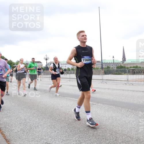 29.06.2025 - hella hamburg halbmarathon Lena Gebhardt http://msf.ph/oto/8323015 29.06.2025 10:57:32 Lombardsbrücke 9824, 0, 1, 15041, 00, 1239, 15609, 1123, 1242, 1248, 1265, 1643, 2015, 2041, 2370, 2451, 2567, 2871, 3191, 3195, 3385, 3388, 3433, 3470, 3723, 3750, 3851, 3954, 4059, 4086, 4106, 4180, 4197, 4241, 4485, 4521, 4611, 4830, 4998, 5057, 5117, 5316, 5632, 5639, 5736, 5738, 6053, 6827, 6832, 6857, 6916, 6981, 7172, 7592, 7720, 7728, 7787, 8035, 8039, 8159, 8224, 8287, 8386, 8540, 8546, 8552, 8679, 8708, 8851, 8853, 8873, 9059, 9110, 9233, 9318, 9394, 9496, 9613 meine-sportfotos.de