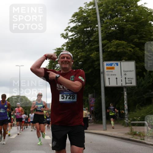 29.06.2025 - hella hamburg halbmarathon Yannick Fuchs http://msf.ph/oto/8323030 29.06.2025 10:51:18 20KM 1200, 1239, 1387, 1563, 1715, 1719, 1972, 2236, 2282, 2417, 2652, 3575, 4261, 5015, 5134, 5391, 5457, 5458, 5728, 6720, 6892, 7159, 7269, 8744, 9577, 10383, 10408, 11832, 12144, 12509, 12773, 12774, 13245, 13376, 13523, 13664, 14361, 14737, 14881, 14951, 15090, 15110, 15125, 15189, 15220, 15349, 15664, 16093, 16418, 16830, 16909, 17201, 17758, 17769, 17848, 18388 meine-sportfotos.de
