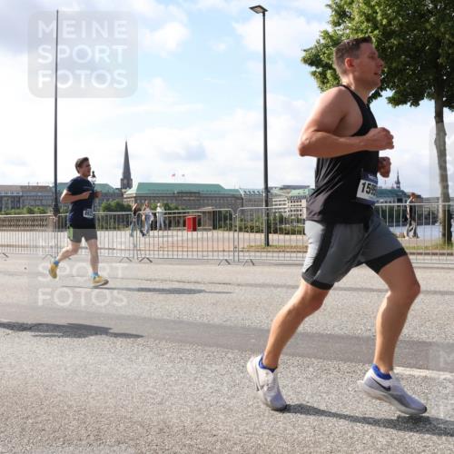 29.06.2025 - hella hamburg halbmarathon Lena Gebhardt http://msf.ph/oto/8323067 29.06.2025 09:48:18 Lombardsbrücke 10793, 1595, 1164, 1290, 1385, 1505, 1562, 1710, 1743, 2714, 2767, 3959, 4602, 4860, 5091, 5092, 5315, 5554, 5709, 6684, 6829, 6990, 7884, 8362, 8933, 9178, 9403, 9944, 10384, 10404, 10793, 10852, 10900, 11202, 11227, 11620, 11745, 11929, 12051, 12290, 12488, 12514, 12865, 12916, 13483, 13595, 13798, 13854, 13975, 14387, 14875, 14908, 14934, 14952, 15015, 15261, 15415, 15701, 15931, 15959, 15965, 16119, 16158 meine-sportfotos.de
