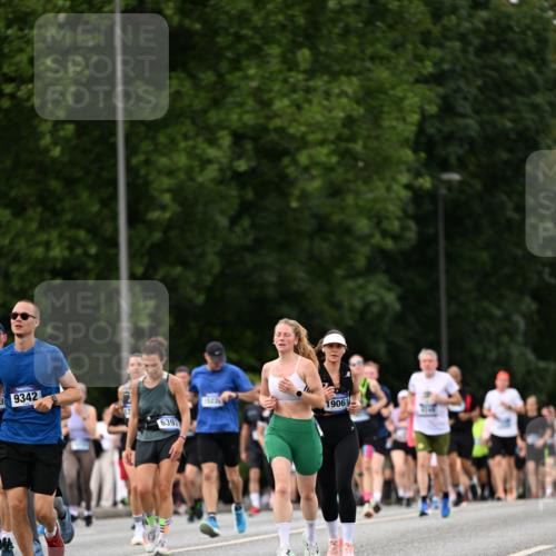 29.06.2025 - hella hamburg halbmarathon Dr. Thomas Lammeyer http://msf.ph/oto/8323110 29.06.2025 10:39:23 Kennedybrücke 1417, 1497, 1821, 1849, 2198, 2265, 2482, 3170, 3409, 3958, 4333, 4564, 4696, 4884, 5027, 5793, 6335, 6365, 6379, 6397, 6571, 6746, 6803, 6859, 7020, 7386, 7733, 8249, 8369, 9164, 9248, 9342, 9803, 10335, 10358, 10393, 10464, 10606, 11320 meine-sportfotos.de
