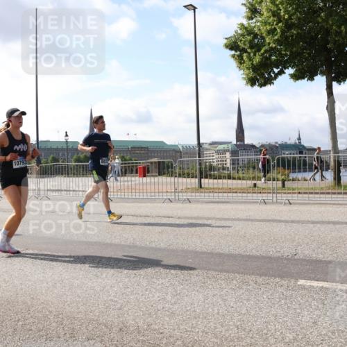 29.06.2025 - hella hamburg halbmarathon Lena Gebhardt http://msf.ph/oto/8323130 29.06.2025 09:48:18 Lombardsbrücke 18220, 10793, 1164, 1290, 1385, 1505, 1562, 1710, 1743, 2714, 2767, 3959, 4602, 4860, 5091, 5092, 5315, 5554, 5709, 6684, 6829, 6990, 7884, 8362, 8933, 9178, 9403, 9944, 10384, 10404, 10793, 10852, 10900, 11202, 11227, 11620, 11745, 11929, 12051, 12290, 12488, 12514, 12865, 12916, 13483, 13595, 13798, 13854, 13975, 14387, 14875, 14908, 14934, 14952, 15015, 15261, 15415, 15701, 15931, 15959, 15965, 16119, 16158 meine-sportfotos.de