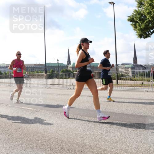 29.06.2025 - hella hamburg halbmarathon Lena Gebhardt http://msf.ph/oto/8323170 29.06.2025 09:48:19 Lombardsbrücke 1702, 10793, 18220, 1164, 1290, 1385, 1505, 1562, 1710, 1743, 2399, 2714, 2767, 3480, 3959, 4602, 4860, 5091, 5092, 5315, 5554, 5709, 6684, 6829, 6990, 7884, 8362, 8933, 9178, 9403, 9944, 10384, 10404, 10793, 10852, 10900, 11202, 11227, 11620, 11745, 11929, 12051, 12290, 12488, 12514, 12865, 12916, 13483, 13595, 13798, 13854, 13975, 14387, 14875, 14908, 14934, 14952, 15015, 15261, 15415, 15701, 15931, 15959, 15965, 16119, 16158 meine-sportfotos.de