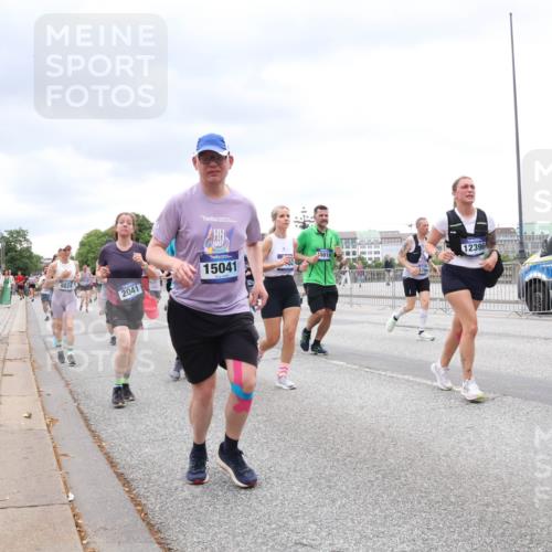 29.06.2025 - hella hamburg halbmarathon Lena Gebhardt http://msf.ph/oto/8323193 29.06.2025 10:57:33 Lombardsbrücke 9824, 15041, 2041, 5019, 418, 12396, 3388, 1123, 1242, 1248, 1265, 1643, 2015, 2041, 2370, 2451, 2567, 2900, 3191, 3195, 3385, 3388, 3433, 3723, 3750, 3851, 3954, 4059, 4086, 4106, 4180, 4197, 4241, 4485, 4521, 4611, 4830, 4998, 5057, 5117, 5316, 5632, 5639, 5736, 5738, 6053, 6827, 6832, 6857, 6916, 7172, 7592, 7720, 7728, 7787, 8035, 8039, 8159, 8224, 8287, 8386, 8540, 8552, 8679, 8708, 8851, 8853, 8873, 9059, 9110, 9233, 9318, 9394, 9496, 9613 meine-sportfotos.de