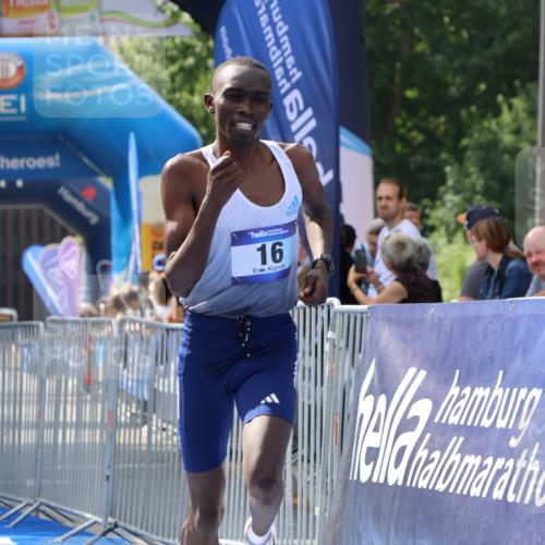 29.06.2025 - hella hamburg halbmarathon Strokosch-Dieckow http://msf.ph/oto/8323212 29.06.2025 10:03:12 Ziel 16 meine-sportfotos.de
