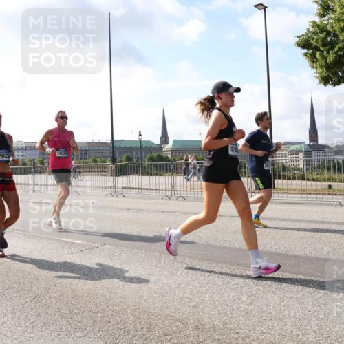 29.06.2025 - hella hamburg halbmarathon Lena Gebhardt http://msf.ph/oto/8323213 29.06.2025 09:48:19 Lombardsbrücke 7022, 18220, 1164, 1290, 1385, 1505, 1562, 1710, 1743, 2399, 2714, 2767, 3480, 3959, 4602, 4860, 5091, 5092, 5315, 5554, 5709, 6684, 6829, 6990, 7884, 8362, 8933, 9178, 9403, 9944, 10384, 10404, 10793, 10852, 10900, 11202, 11227, 11620, 11745, 11929, 12051, 12290, 12488, 12514, 12865, 12916, 13483, 13595, 13798, 13854, 13975, 14387, 14875, 14908, 14934, 14952, 15015, 15261, 15415, 15701, 15931, 15959, 15965, 16119, 16158 meine-sportfotos.de