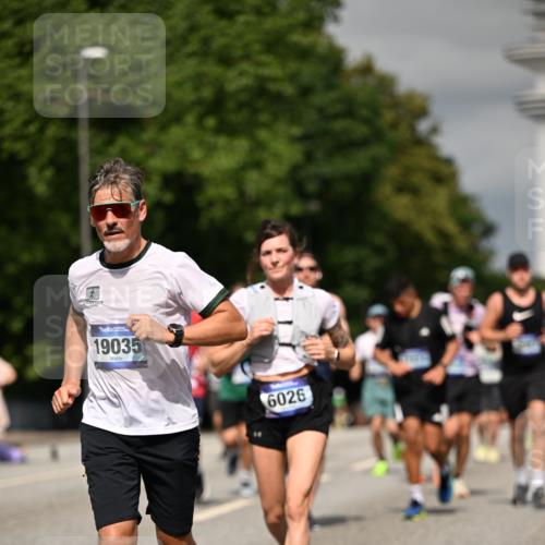 29.06.2025 - hella hamburg halbmarathon Dr. Thomas Lammeyer http://msf.ph/oto/8323242 29.06.2025 10:17:27 Kennedybrücke 1007, 1194, 1859, 1939, 2055, 2359, 2721, 2904, 2961, 2987, 3218, 3729, 4950, 5232, 6026, 6207, 7346, 7460, 8279, 8913, 9128, 9612 meine-sportfotos.de