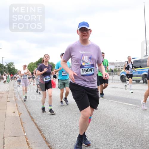 29.06.2025 - hella hamburg halbmarathon Lena Gebhardt http://msf.ph/oto/8323276 29.06.2025 10:57:33 Lombardsbrücke 9824, 2041, 10078, 15041, 122, 1123, 1242, 1248, 1265, 1643, 2015, 2041, 2370, 2451, 2567, 2900, 3191, 3195, 3385, 3388, 3433, 3723, 3750, 3851, 3954, 4059, 4086, 4106, 4180, 4197, 4241, 4485, 4521, 4611, 4830, 4998, 5057, 5117, 5316, 5632, 5639, 5736, 5738, 6053, 6827, 6832, 6857, 6916, 7172, 7592, 7720, 7728, 7787, 8035, 8039, 8159, 8224, 8287, 8386, 8540, 8552, 8679, 8708, 8851, 8853, 8873, 9059, 9110, 9233, 9318, 9394, 9496, 9613 meine-sportfotos.de