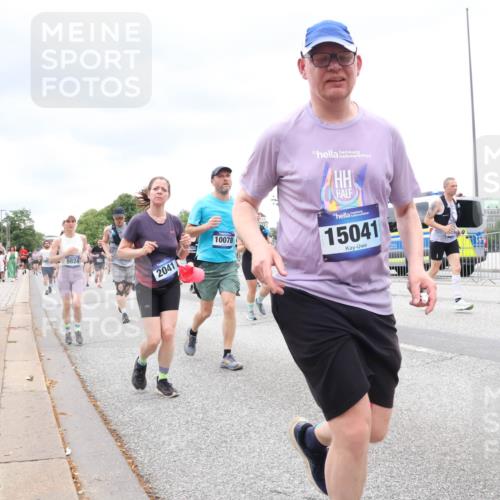 29.06.2025 - hella hamburg halbmarathon Lena Gebhardt http://msf.ph/oto/8323301 29.06.2025 10:57:33 Lombardsbrücke 9824, 2041, 10078, 15041, 1239, 1123, 1242, 1248, 1265, 1643, 2015, 2041, 2370, 2451, 2567, 2900, 3191, 3195, 3385, 3388, 3433, 3723, 3750, 3851, 3954, 4059, 4086, 4106, 4180, 4197, 4241, 4485, 4521, 4611, 4830, 4998, 5057, 5117, 5316, 5632, 5639, 5736, 5738, 6053, 6827, 6832, 6857, 6916, 7172, 7592, 7720, 7728, 7787, 8035, 8039, 8159, 8224, 8287, 8386, 8540, 8552, 8679, 8708, 8851, 8853, 8873, 9059, 9110, 9233, 9318, 9394, 9496, 9613 meine-sportfotos.de