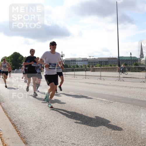 29.06.2025 - hella hamburg halbmarathon Lena Gebhardt http://msf.ph/oto/8323336 29.06.2025 09:48:19 Lombardsbrücke 17643, 1164, 1290, 1385, 1505, 1562, 1710, 1743, 2399, 2714, 2767, 3480, 3959, 4602, 4860, 5091, 5092, 5315, 5554, 5709, 6684, 6829, 6990, 7884, 8362, 8933, 9178, 9403, 9944, 10384, 10404, 10793, 10852, 10900, 11202, 11227, 11620, 11745, 11929, 12051, 12290, 12488, 12514, 12865, 12916, 13483, 13595, 13798, 13854, 13975, 14387, 14875, 14908, 14934, 14952, 15015, 15261, 15415, 15701, 15931, 15959, 15965, 16119, 16158 meine-sportfotos.de