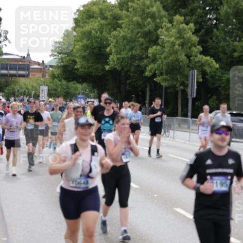 29.06.2025 - hella hamburg halbmarathon Jannik Wohlers http://msf.ph/oto/8323384 29.06.2025 10:39:39 Lombardsbrücke 1058, 1076, 1291, 1586, 1691, 1899, 2019, 2254, 2866, 2888, 3515, 3607, 3808, 3882, 3883, 3884, 4173, 4471, 5229, 5263, 5654, 5877, 5901, 6097, 6548, 6698, 6750, 6890, 6920, 7045, 7455, 7456, 8107, 8612, 8622, 8815, 8865, 8866, 9187, 9195, 9292, 9495, 10648, 10806, 10818, 10901, 10939, 10953, 11188, 11242, 11244, 11717, 11874, 12414, 12883, 12906, 13005, 13069, 13577, 13644, 14327, 14578, 15111, 16532, 16784, 18157, 19163 meine-sportfotos.de