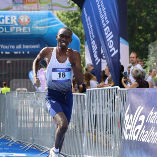 29.06.2025 - hella hamburg halbmarathon Strokosch-Dieckow http://msf.ph/oto/8323422 29.06.2025 10:03:12 Ziel 16 meine-sportfotos.de