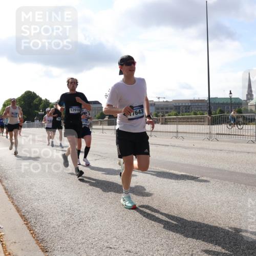 29.06.2025 - hella hamburg halbmarathon Lena Gebhardt http://msf.ph/oto/8323437 29.06.2025 09:48:20 Lombardsbrücke 12916, 7643, 1164, 1290, 1385, 1505, 1562, 1710, 1743, 2399, 2714, 2767, 3480, 3959, 4602, 4860, 5091, 5315, 5554, 5709, 6684, 6829, 6990, 7884, 8362, 8933, 9178, 9403, 9944, 10384, 10404, 10793, 10852, 10900, 11202, 11227, 11620, 11745, 11929, 12051, 12290, 12488, 12514, 12865, 12916, 13483, 13595, 13798, 13854, 13975, 14387, 14875, 14908, 14934, 14952, 15015, 15261, 15415, 15701, 15931, 15959, 15965, 16119, 16158 meine-sportfotos.de