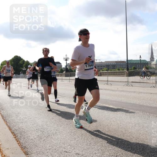 29.06.2025 - hella hamburg halbmarathon Lena Gebhardt http://msf.ph/oto/8323493 29.06.2025 09:48:20 Lombardsbrücke 12916, 17643, 1164, 1290, 1385, 1505, 1562, 1710, 1743, 2399, 2714, 2767, 3480, 3959, 4602, 4860, 5091, 5315, 5554, 5709, 6684, 6829, 6990, 7884, 8362, 8933, 9178, 9403, 9944, 10384, 10404, 10793, 10852, 10900, 11202, 11227, 11620, 11745, 11929, 12051, 12290, 12488, 12514, 12865, 12916, 13483, 13595, 13798, 13854, 13975, 14387, 14875, 14908, 14934, 14952, 15015, 15261, 15415, 15701, 15931, 15959, 15965, 16119, 16158 meine-sportfotos.de