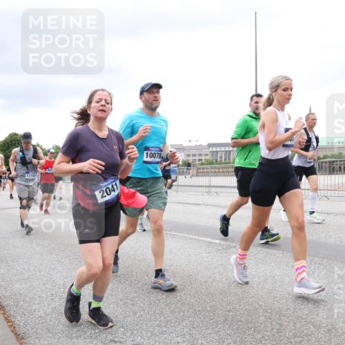 29.06.2025 - hella hamburg halbmarathon Lena Gebhardt http://msf.ph/oto/8323539 29.06.2025 10:57:34 Lombardsbrücke 9824, 12799, 887, 2041, 10078, 1123, 1242, 1248, 1265, 1643, 2015, 2041, 2370, 2451, 2567, 2900, 3191, 3195, 3385, 3388, 3433, 3723, 3750, 3851, 3954, 4059, 4086, 4106, 4180, 4197, 4485, 4521, 4611, 4830, 4998, 5057, 5117, 5316, 5632, 5639, 5736, 5738, 6053, 6827, 6832, 6857, 6916, 7172, 7193, 7592, 7720, 7728, 7787, 8035, 8159, 8224, 8287, 8386, 8474, 8540, 8552, 8679, 8708, 8773, 8851, 8853, 8873, 9059, 9110, 9233, 9318, 9394, 9496, 9613 meine-sportfotos.de