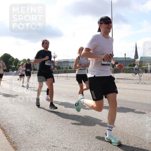 29.06.2025 - hella hamburg halbmarathon Lena Gebhardt http://msf.ph/oto/8323557 29.06.2025 09:48:20 Lombardsbrücke 15931, 78, 1291, 0404, 1164, 1290, 1385, 1505, 1562, 1710, 1743, 2399, 2714, 2767, 3480, 3959, 4602, 4860, 5091, 5315, 5554, 5709, 6684, 6829, 6990, 7884, 8362, 8933, 9178, 9403, 9944, 10384, 10404, 10793, 10852, 10900, 11202, 11227, 11620, 11745, 11929, 12051, 12290, 12488, 12514, 12865, 12916, 13483, 13595, 13798, 13854, 13975, 14387, 14875, 14908, 14934, 14952, 15015, 15261, 15415, 15701, 15931, 15959, 15965, 16119, 16158 meine-sportfotos.de