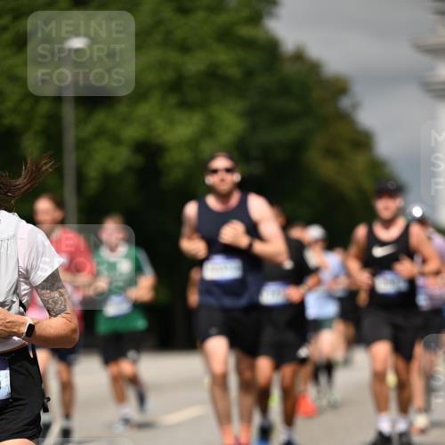 29.06.2025 - hella hamburg halbmarathon Dr. Thomas Lammeyer http://msf.ph/oto/8323592 29.06.2025 10:17:29 Kennedybrücke 1007, 1194, 1859, 1939, 2055, 2359, 2721, 2904, 2961, 2987, 3218, 3729, 4001, 4950, 5232, 6026, 6207, 7346, 7460, 7913, 8279, 8913, 9128, 9612, 9631 meine-sportfotos.de
