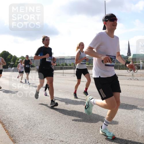 29.06.2025 - hella hamburg halbmarathon Lena Gebhardt http://msf.ph/oto/8323599 29.06.2025 09:48:20 Lombardsbrücke 1593, 7884, 1291, 10404, 643, 1164, 1290, 1385, 1505, 1562, 1710, 1743, 2399, 2714, 2767, 3480, 3959, 4602, 4860, 5091, 5315, 5554, 5709, 6684, 6829, 6990, 7884, 8362, 8933, 9178, 9403, 9944, 10384, 10404, 10793, 10852, 10900, 11202, 11227, 11620, 11745, 11929, 12051, 12290, 12488, 12514, 12865, 12916, 13483, 13595, 13798, 13854, 13975, 14387, 14875, 14908, 14934, 14952, 15015, 15261, 15415, 15701, 15931, 15959, 15965, 16119, 16158 meine-sportfotos.de