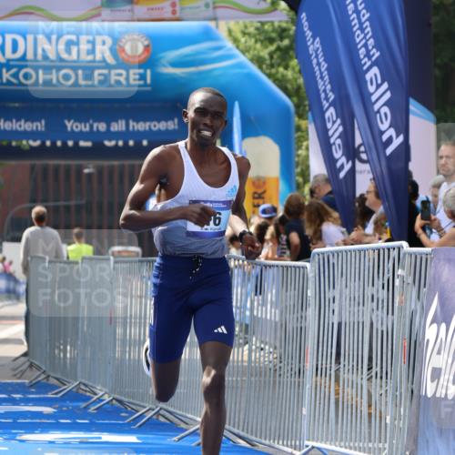29.06.2025 - hella hamburg halbmarathon Strokosch-Dieckow http://msf.ph/oto/8323637 29.06.2025 10:03:12 Ziel 16 meine-sportfotos.de