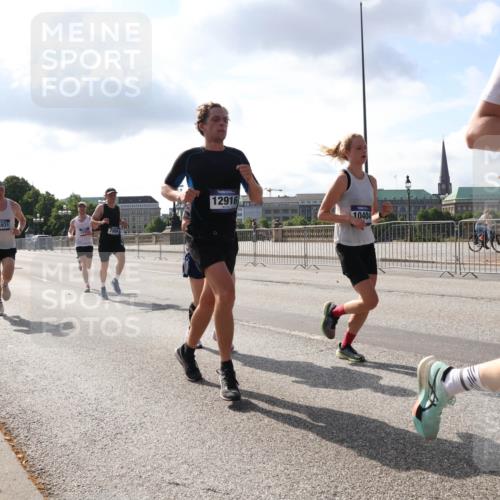 29.06.2025 - hella hamburg halbmarathon Lena Gebhardt http://msf.ph/oto/8323651 29.06.2025 09:48:20 Lombardsbrücke 15931, 124, 12916, 10404, 1164, 1290, 1385, 1505, 1562, 1710, 1743, 2399, 2714, 2767, 3480, 3959, 4602, 4860, 5091, 5315, 5554, 5709, 6684, 6829, 6990, 7884, 8362, 8933, 9178, 9403, 9944, 10384, 10404, 10793, 10852, 10900, 11202, 11227, 11620, 11745, 11929, 12051, 12290, 12488, 12514, 12865, 12916, 13483, 13595, 13798, 13854, 13975, 14387, 14875, 14908, 14934, 14952, 15015, 15261, 15415, 15701, 15931, 15959, 15965, 16119, 16158 meine-sportfotos.de
