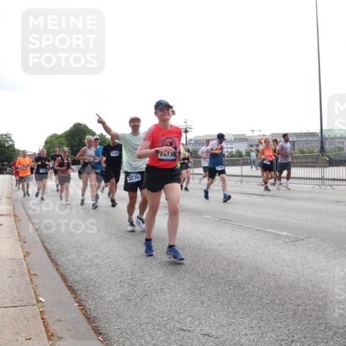 29.06.2025 - hella hamburg halbmarathon Lena Gebhardt http://msf.ph/oto/8323657 29.06.2025 10:37:39 Lombardsbrücke 07355, 16582, 3230, 14330, 1022, 1276, 1337, 1475, 1578, 1597, 1799, 1819, 1985, 2016, 2199, 2272, 2480, 2486, 2640, 2853, 3230, 3246, 3633, 4097, 4347, 4733, 5139, 5146, 5171, 5186, 5522, 5560, 5790, 5875, 5940, 6243, 6362, 6821, 6955, 7085, 7124, 7235, 7244, 7321, 7350, 7544, 7696, 7707, 7777, 7823, 8811, 8843, 8985, 9247, 9288, 9524, 9895, 10159, 10506, 10836, 11087, 11543, 12123, 12254, 12472, 12824, 16680, 17798 meine-sportfotos.de