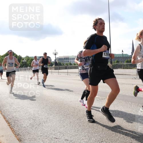 29.06.2025 - hella hamburg halbmarathon Lena Gebhardt http://msf.ph/oto/8323717 29.06.2025 09:48:21 Lombardsbrücke 15931, 7884, 1877, 1291, 1164, 1290, 1385, 1505, 1562, 1710, 1743, 2399, 2714, 2767, 3480, 3959, 4602, 4860, 5091, 5315, 5554, 5709, 6684, 6829, 6990, 7152, 7154, 7884, 8362, 8933, 9178, 9403, 9944, 10384, 10404, 10793, 10852, 10900, 11202, 11227, 11620, 11745, 11929, 12051, 12290, 12488, 12514, 12865, 12916, 13483, 13595, 13854, 13975, 14387, 14875, 14908, 14934, 14952, 15015, 15261, 15415, 15701, 15931, 15959, 15965, 16119, 16158 meine-sportfotos.de