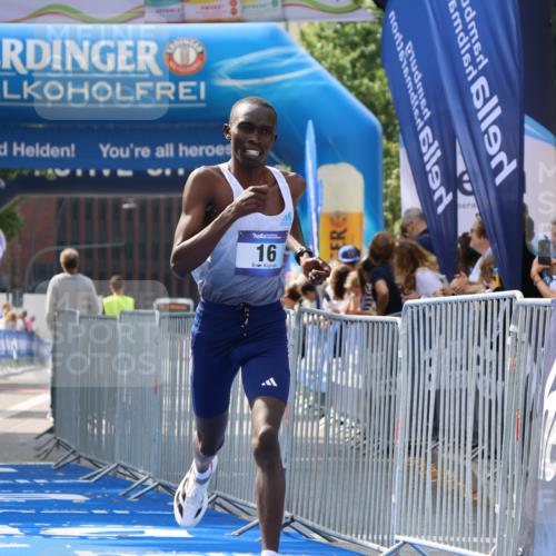 29.06.2025 - hella hamburg halbmarathon Strokosch-Dieckow http://msf.ph/oto/8323742 29.06.2025 10:03:12 Ziel 16 meine-sportfotos.de