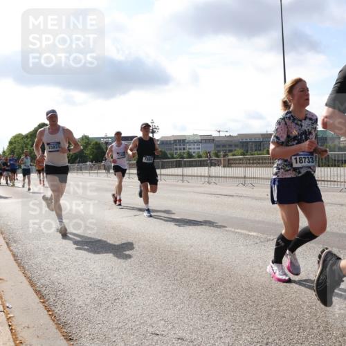 29.06.2025 - hella hamburg halbmarathon Lena Gebhardt http://msf.ph/oto/8323746 29.06.2025 09:48:21 Lombardsbrücke 15931, 12465, 18733, 129, 1164, 1290, 1385, 1505, 1562, 1710, 1743, 2399, 2714, 2767, 3480, 3959, 4602, 4860, 5091, 5315, 5554, 5709, 6684, 6829, 6990, 7152, 7154, 7884, 8362, 8933, 9178, 9403, 9944, 10384, 10404, 10793, 10852, 10900, 11202, 11227, 11620, 11745, 11929, 12051, 12290, 12488, 12514, 12865, 12916, 13483, 13595, 13854, 13975, 14387, 14875, 14908, 14934, 14952, 15015, 15261, 15415, 15701, 15931, 15959, 15965, 16119, 16158 meine-sportfotos.de