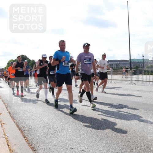 29.06.2025 - hella hamburg halbmarathon Lena Gebhardt http://msf.ph/oto/8323763 29.06.2025 10:00:10 Lombardsbrücke 6636, 2582, 172, 4796, 8394, 1006, 1019, 1125, 1180, 1239, 1264, 1526, 1544, 1681, 1834, 1914, 2027, 2086, 2099, 2159, 2346, 2348, 2364, 2426, 2447, 2582, 2584, 2606, 2652, 2676, 2677, 2730, 2910, 3042, 3177, 3181, 3319, 3836, 3861, 3898, 4013, 4231, 4419, 4594, 4632, 4772, 4796, 4813, 4940, 5015, 5134, 5272, 5277, 5341, 5728, 6082, 6084, 6104, 6174, 6201, 6202, 6220, 6260, 6462, 6470, 6581, 6587, 8330, 10031, 11568, 11844 meine-sportfotos.de
